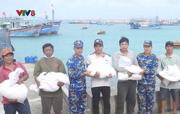Đảo Đá Tây hỗ trợ gạo và nước ngọt cho 45 tàu cá Ninh Thuận