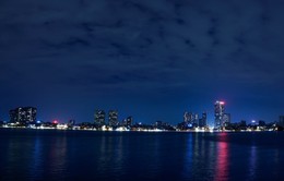 Thành phố Hà Nội "lên đèn" lung linh soi bóng nước Hồ Tây