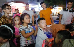 "Nước bẩn cũng quý như nước sạch", người dân KĐT Thanh Hà xếp hàng cả tối chia từng can nước
