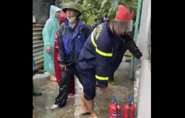 Nhanh chóng chữa cháy nhà dân giữa vùng nước ngập