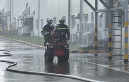Công an Hà Nội dùng robot và nhiều thiết bị hiện đại chữa cháy nhà máy