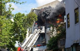 Quảng Ngãi: Cháy lớn thiêu rụi cửa hàng nhựa
