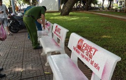 Vũng Tàu: Truy tìm 2 thanh niên bịt mặt xịt sơn lên ghế đá công viên