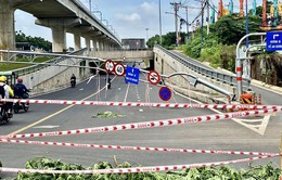 TP Hồ Chí Minh: Xe tải tông sập thanh giới hạn chiều cao trên Xa lộ Hà Nội