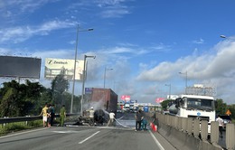 Xe container bị cháy rụi trên cao tốc TP Hồ Chí Minh - Long Thành - Dầu Giây