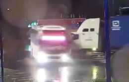Thiếu quan sát khi qua nút giao, xe container tông vào xe khách