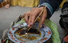 Trải nghiệm kỹ thuật vẽ sáp ong truyền thống trên vải của phụ nữ dân tộc Mông và dân tộc Dao