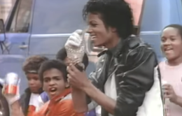 Áo khoác của Michael Jackson được bán đấu giá hơn 300.000 USD
