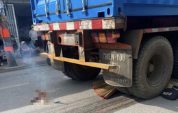 TP Hồ Chí Minh: Va chạm xe container, người vợ tử vong thương tâm