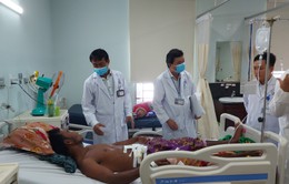Cứu kịp thời một người dân Campuchia bị trâu húc thủng bụng