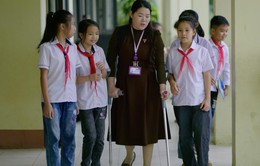 Việc tử tế: "Trăng Xanh" tặng quà đặc biệt cho cô giáo bị mất đôi chân vẫn say sưa gieo chữ