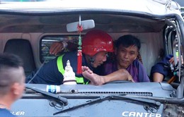 Giải cứu tài xế xe tải mắc kẹt trong cabin sau tai nạn ở TP Hồ Chí Minh