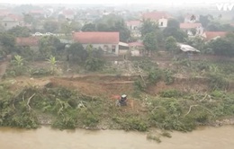 Di dời khẩn cấp người dân ra khỏi vùng sạt lở bờ sông Thao