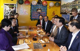 Chủ tịch nước Võ Văn Thưởng cùng Thống đốc Tokyo thăm nhà hàng bánh mỳ Việt Nam