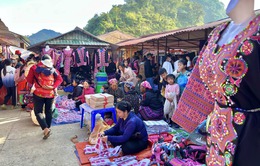 Dạo chợ phiên rực rỡ sắc màu của người Mông ở Pà Cò, Mai Châu