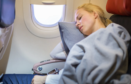 Những mẹo nhỏ giúp bạn dễ ngủ hơn trên chuyến bay dài