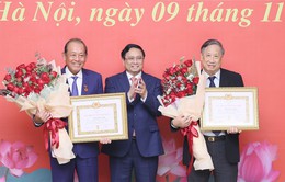 Thủ tướng Phạm Minh Chính trao Huy hiệu Đảng cho các đồng chí nguyên lãnh đạo Chính phủ