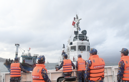 Tàu Hải quân lai kéo tàu cá của ngư dân Bình Định gặp nạn về bờ an toàn