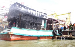 Cà Mau: Kịp thời chữa cháy một tàu cá đang neo đậu tại bến, có nguy cơ cháy lan