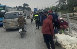 Hà Nội: Xe máy va chạm với tàu hỏa, hai người tử vong