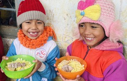 Ấm lòng với nụ cười của 320 em nhỏ Kon Tum khi được ăn mỳ Quảng, nhận áo ấm