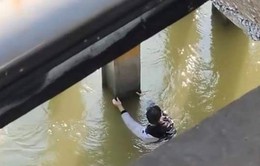 Cứu hộ thanh niên ngã từ cầu Long Biên xuống sông Hồng khi đang chụp ảnh
