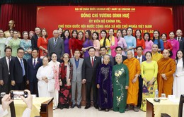 Chủ tịch Quốc hội Vương Đình Huệ gặp cộng đồng người Việt tại Lào