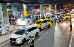 Bắt đầu thu phí lượt với xe taxi tại sân bay Tân Sơn Nhất