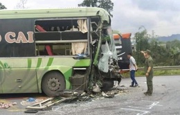 Xe khách va chạm xe tải trên cao tốc Nội Bài - Lào Cai, 4 người bị thương