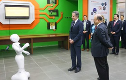 Ngoại trưởng Hoa Kỳ tham quan trưng bày sản phẩm công nghệ sáng tạo tại Đại học Bách khoa Hà Nội