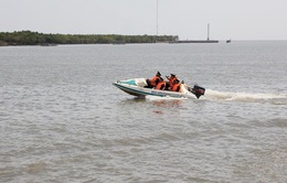 Cứu nạn kịp thời hai thuyền viên bị rơi xuống biển ở Cà Mau