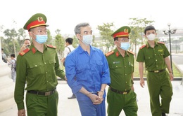 Dẫn giải cựu Giám đốc Bệnh viện Tim Hà Nội Nguyễn Quang Tuấn hầu tòa