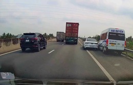 2 ô tô cùng chiều va chạm ở làn dừng khẩn cấp trên cao tốc TP Hồ Chí Minh - Trung Lương