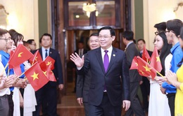Chủ tịch Quốc hội Vương Đình Huệ gặp gỡ cộng đồng người Việt Nam tại Cuba