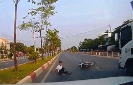 Đi sai làn, người lái xe máy va chạm với xe tải, ngã lăn xuống đường