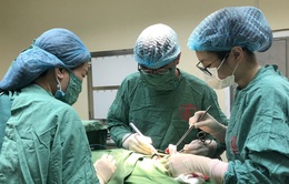 Phẫu thuật cắt u tuyến giáp phức tạp, xâm lấn khí quản