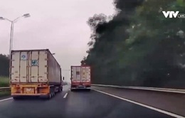 Đường cao tốc thành 'thấp tốc' vì xe tải 'dắt tay nhau cùng đi'