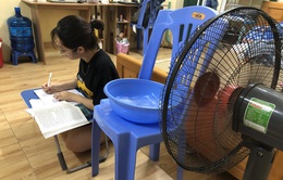 Sinh viên Hà Nội “vật lộn” với nắng nóng