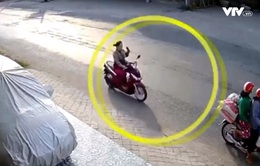 Người phụ nữ gây tai nạn vì vừa lái xe máy vừa ''cắm mặt'' vào điện thoại