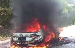 5 người thoát nạn trong vụ cháy ô tô