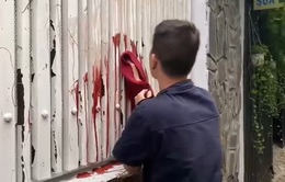 Buộc đối tượng đòi nợ kiểu "khủng bố" phải lau sạch vết tạt sơn trước nhà nạn nhân
