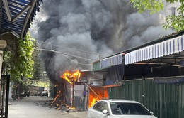 Hà Nội: 5 ô tô và hàng chục xe máy bị cháy tại điểm trông giữ