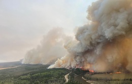 Canada: Hàng chục nghìn người ở tỉnh Alberta sơ tán do tình trạng cháy rừng "chưa từng có"
