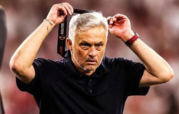 HLV Mourinho ném huy chương, lên tiếng chỉ trích trọng tài