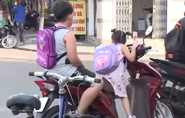 Thận trọng khi chở trẻ nhỏ bằng xe máy