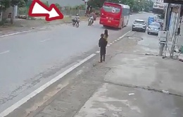 Xe đạp điện cắt ngang đường khiến người đi xe máy ngã sõng soài