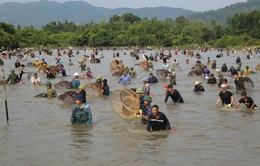 Hàng nghìn người tham gia lễ hội đánh cá Vực Rào
