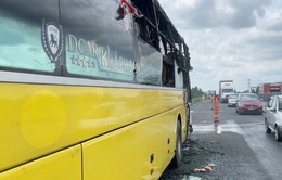 Xe khách bốc cháy dữ dội trên cao tốc Trung Lương - Mỹ Thuận