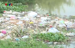 Người dân vứt rác thải xuống kênh mương gây ô nhiễm môi trường