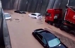 Lũ lụt tạo ra các "thác nước" tại Trùng Khánh, Trung Quốc